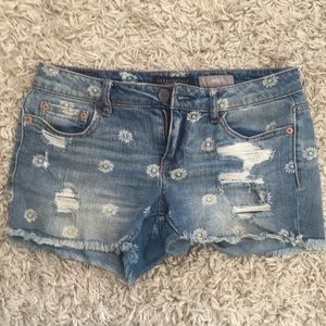 DEMIN RIPPED DAISY PATTERN SHORTS